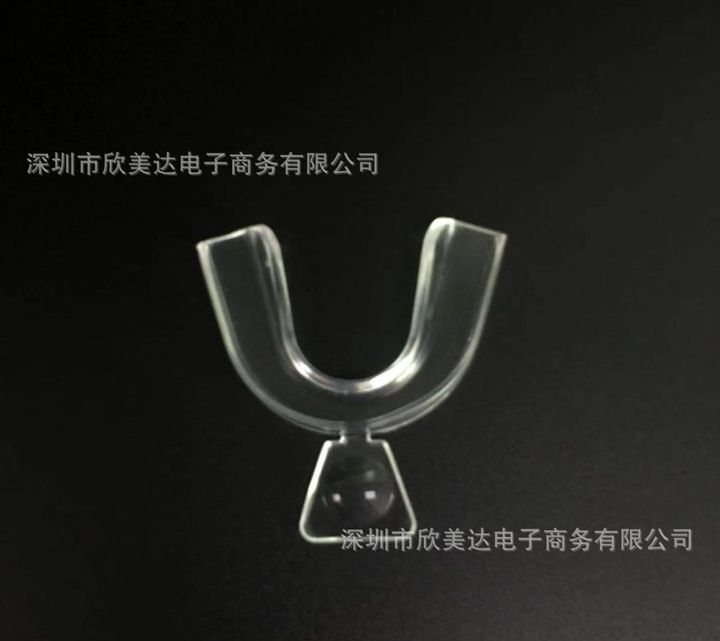 Clear thermoplastic tray with its fitting handle.